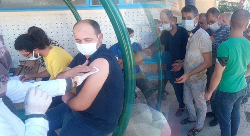 Siirt’te Küçük Sanayi Sitesi’nde mobil ekipler koronavirüs aşısı yapmaya başladı Siirt’te aşılama çalışmaları tam hız  devam ediyor. Eğitim Araştırma ve