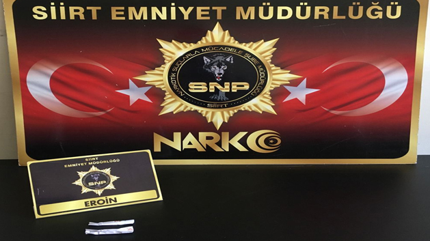 Siirt’te Bir Kişi Üzerinde Eroin Maddesi Ele Geçirildi Siirt’te Hamiefendi caddesinde şüphe üzerine durdurulan bir kişinin üstünden 2