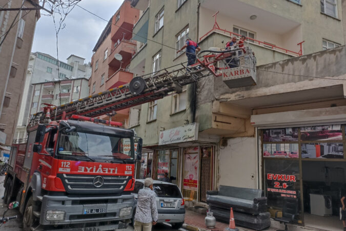 Balkonu temizlerken 5. kattan yan binanın üzerine düştü Iğdır’da 5. kattaki evinin balkonunu temizlerken bir anda dengesini kaybedince