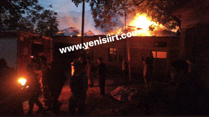 Odunlukta çıkan yangın köy  okulu ve bir eve sıçradı