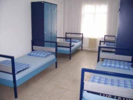 Siirt Belediyesinden Yurt Sıkıntısı Yaşayan Öğrencilere Konaklama Desteği Siirt Valisi ve Belediye Başkan Vekili Osman Hacıbektaşoğlu, üniversiteyi okumak