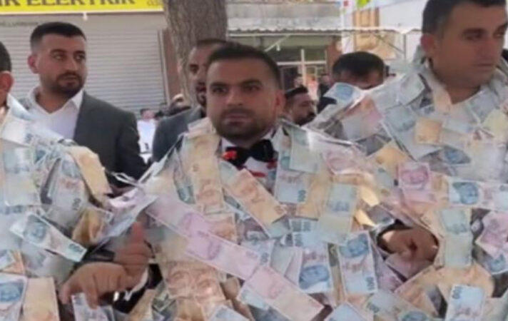 Siirtli damada takılan parayı 4 kişi zor taşıdı Siirtli bir aşiret düğününde damat takılan paraları taşımakta zorlanınca ortaya