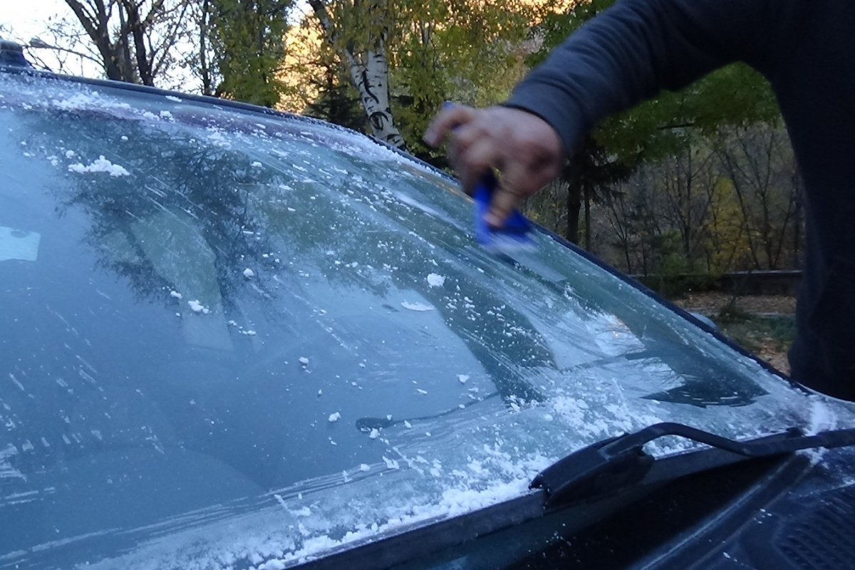 Havalar buz kesti! Kars’ta sıcaklık eksi 10’u gördü, araçların camları dondu
