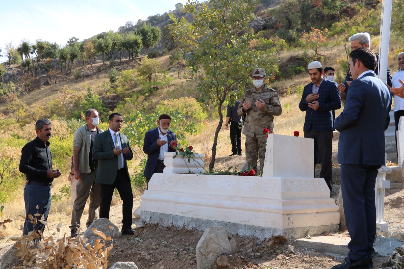 Siirt’in Kurtalan ilçesinde iki şehit mezarı kaymakamlık tarafından yenilendi. Kaymakam/Belediye