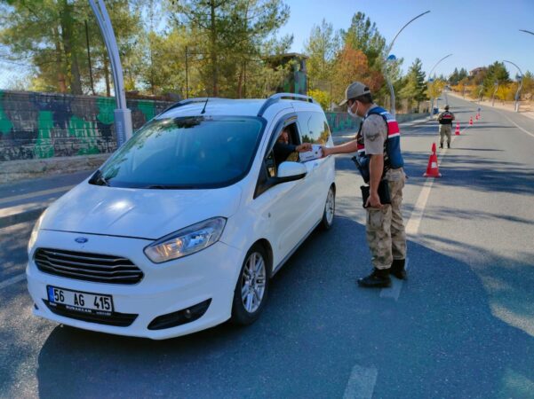 Siirt İl Jandarma Komutanlığı ekipleri denetim çalışmalarının yanı sıra vatandaşları