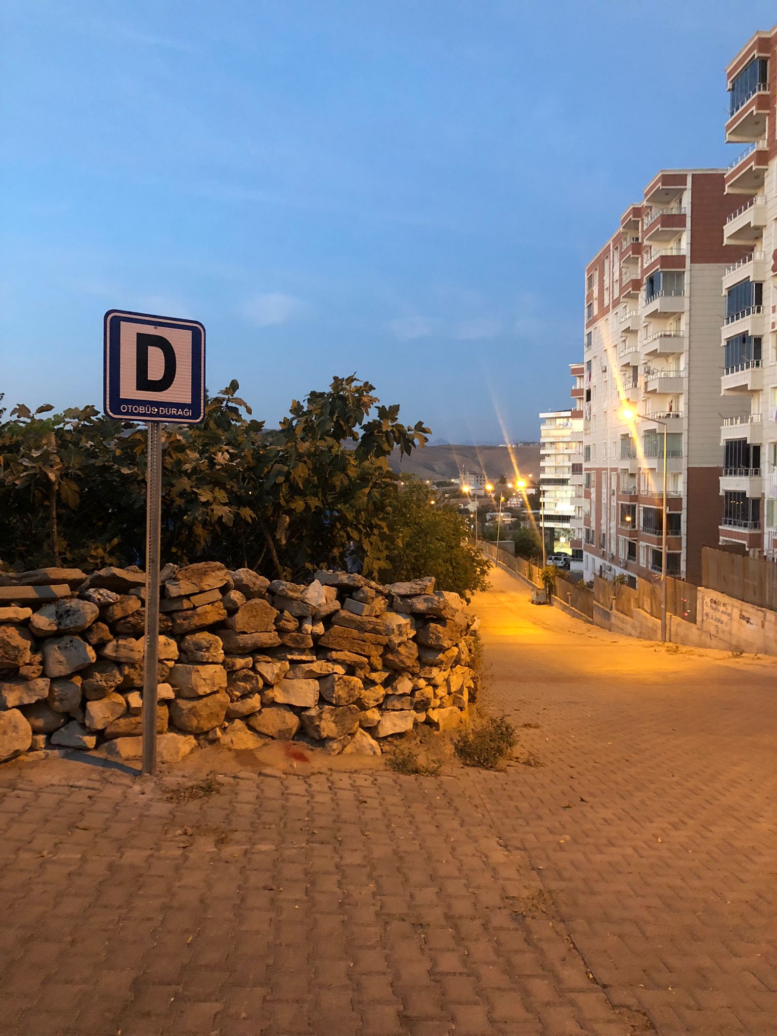 MAHALLE SAKİNLERİNDEN BELEDİYEYE DURAK TEŞEKKÜRÜ Siirt Belediyesinin şehir içi ulaşım için durak düzenlenene çalışmaları devam