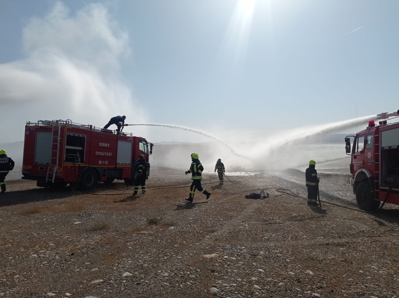 Siirt Havalimanında yangın tatbikatı yapıldı. Tatbikat gereği pistte çıkan yangın