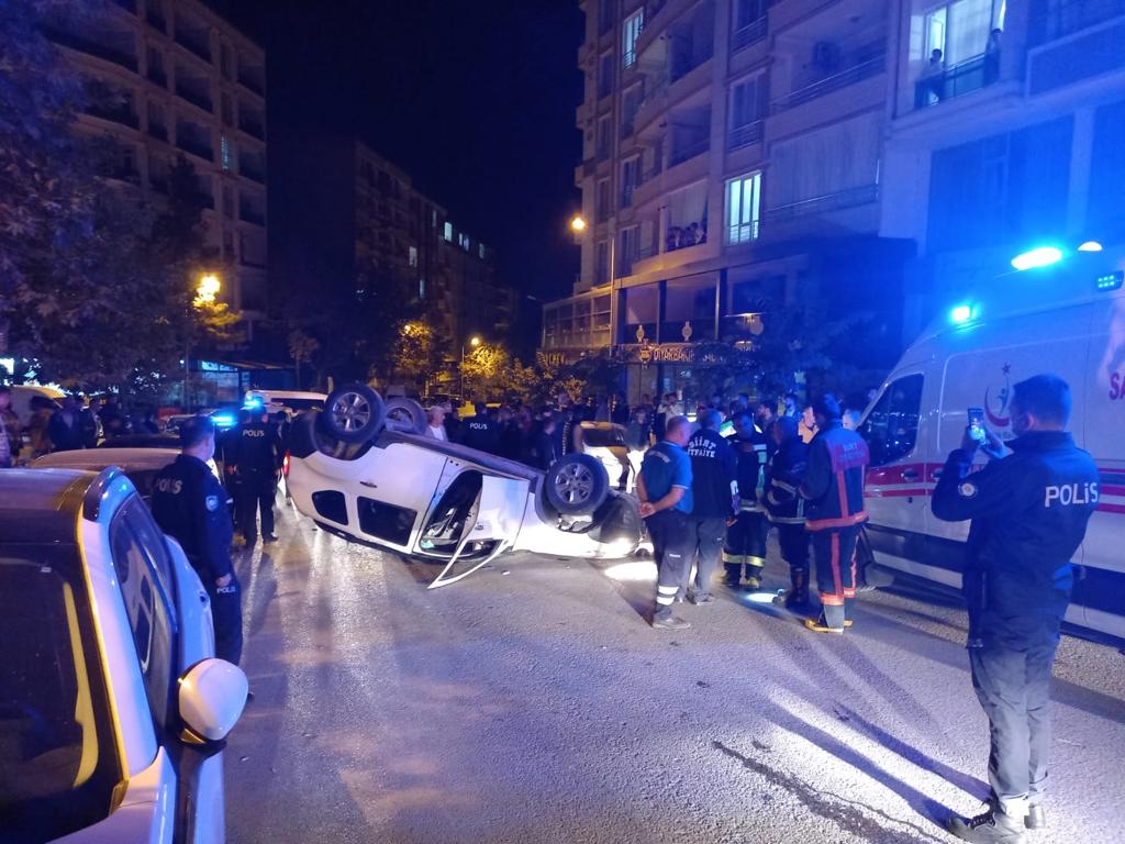 SİİRTTE TRAFİK KAZASI BİR YARALI Siirt il merkezinde meydana gelen trafik kazasında sürücü yaralanırken araçta