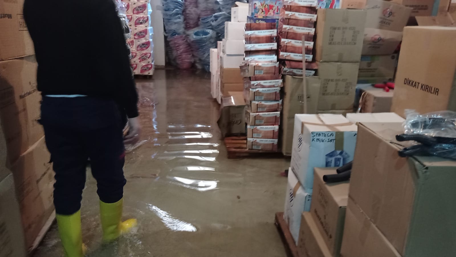 Siirt’te sabah saatlerinden itibaren devam eden su yağışları bazı ev