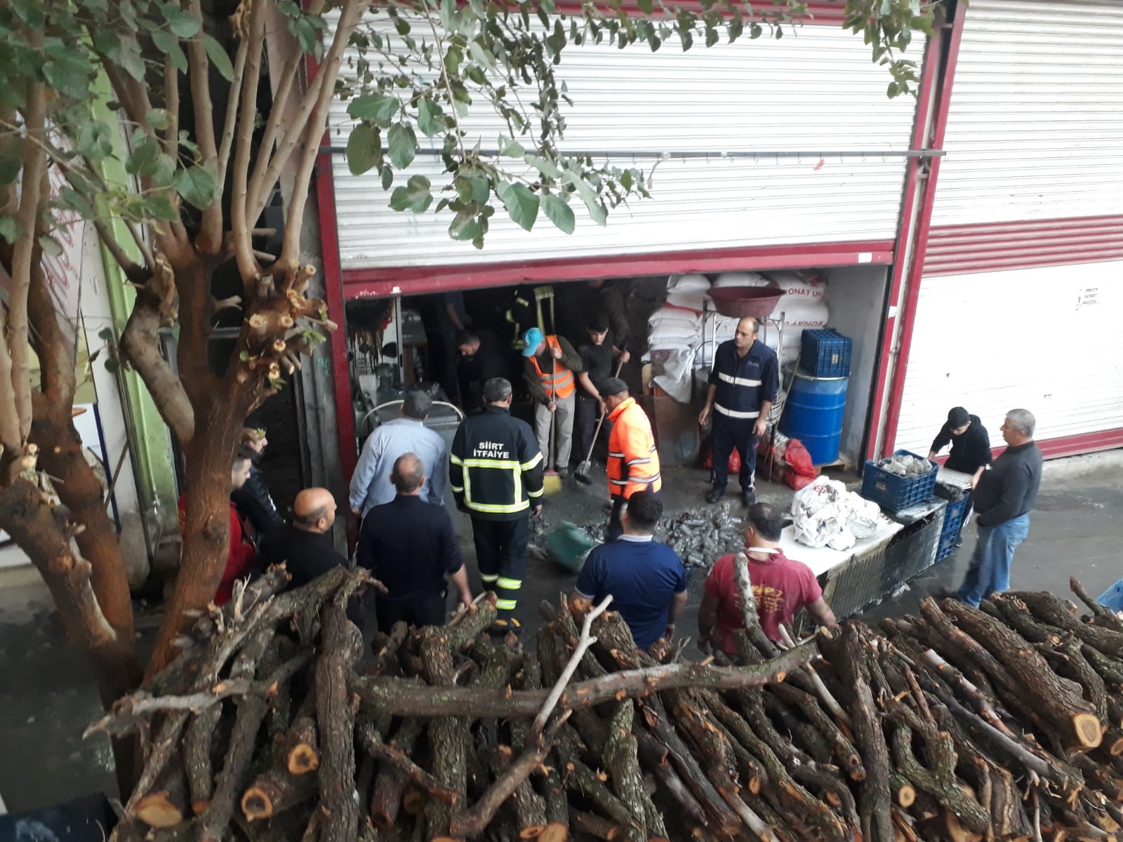 Siirt’te bir fırının depo olarak kullanılan kısmında çıkan yangın büyümeden