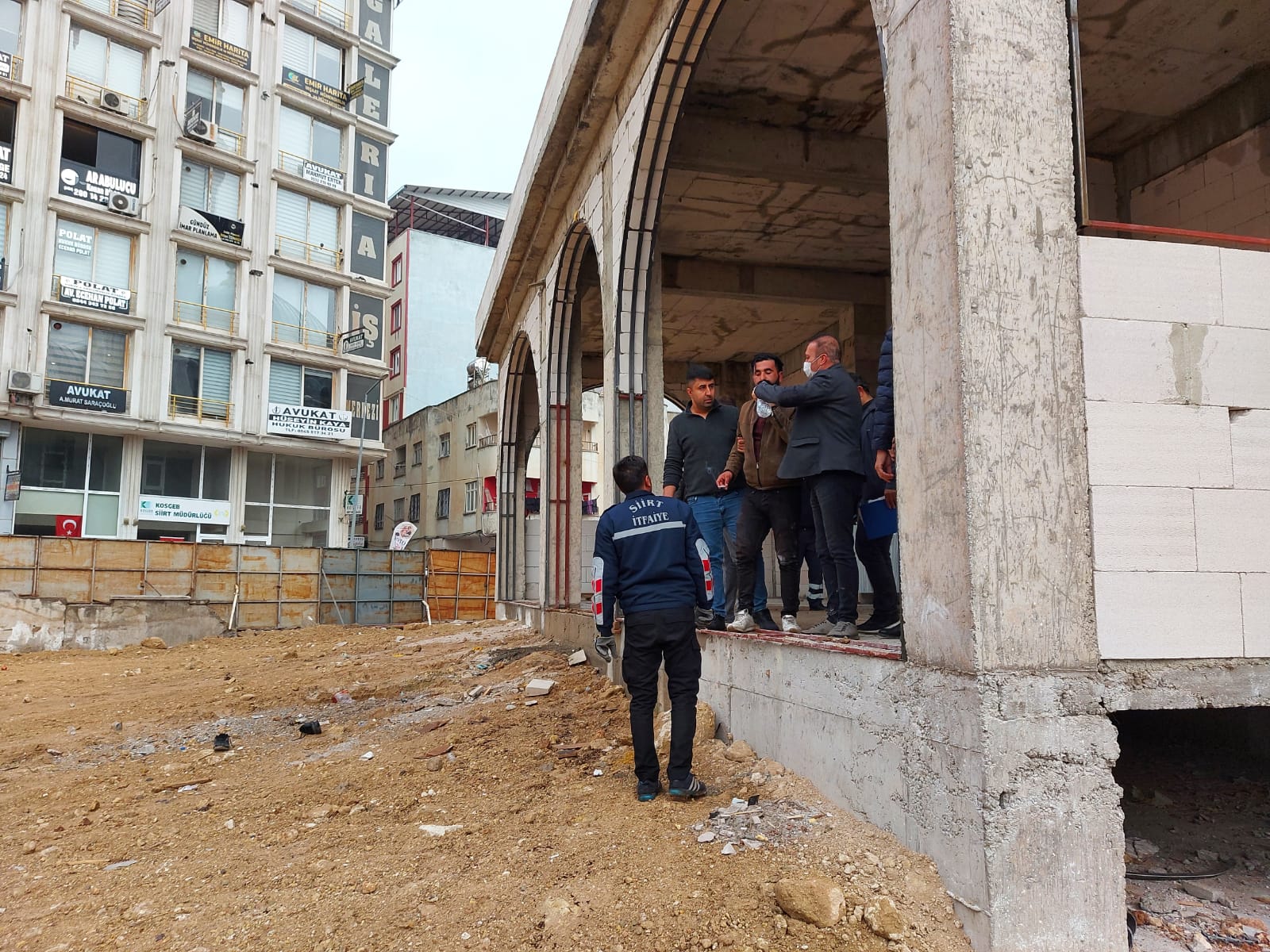 SİİRTTE İNTİHAR ETMEK İSTEYEN İKİ GENÇ POLİSLER TARAFINDAN İKNA EDİLDİ Siirt’te intihar etmek isteyen iki kişi polisler tarafından ikna edildi.