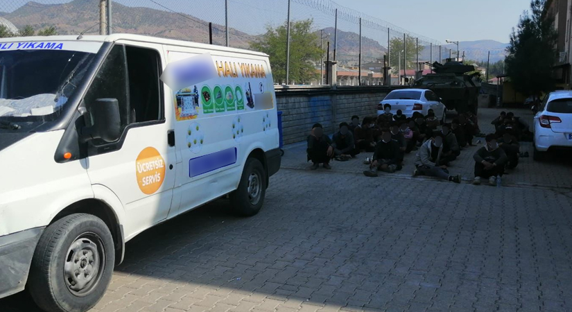 Siirt’te polisten kaçan halı yıkama aracının içinden 33 kaçak göçmen çıktı