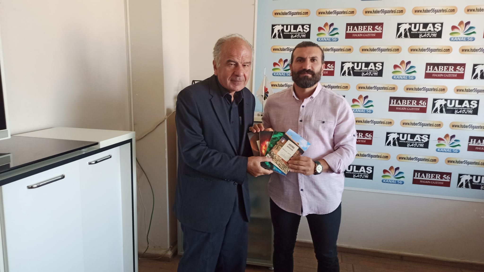 Doç. Dr. Akın’ın “Anadolu Hikayeleri” Seti Büyük İlgi Görüyor Siirt Üniversitesi öğretim üyelerinden Doç.Dr. Erhan Akın’ın “ Anadolu Hikayeleri”