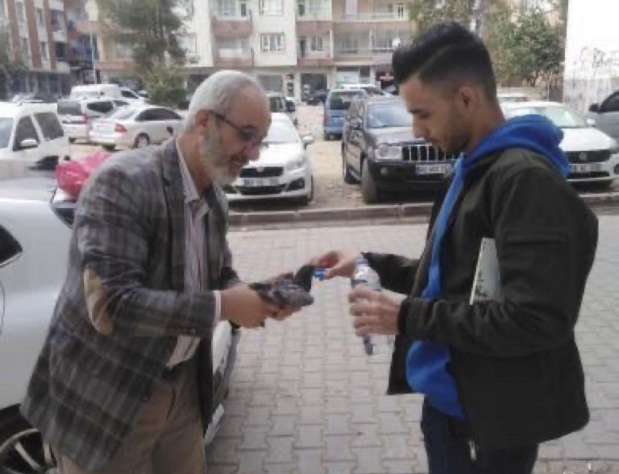VATANDAŞLAR YARALI KUŞ İÇİN SEFERBER OLDULAR Siirtte vatandaşlar yaralı kuş için seferber oldular. Güres Caddesinin ara