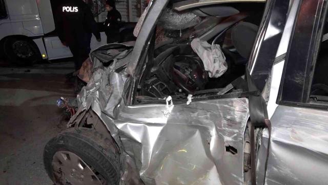 Siirt’te görevli polis memuru feci kazada ağır yaralandı Kırıkkale’de sürücüsünün alkollü olduğu iddia edilen otomobil, emniyet şeridini kullanarak