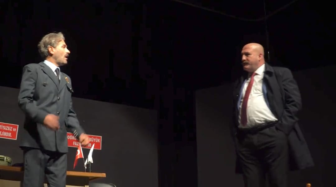 Siirt’te Halk Eğitim Merkezi Müdürlüğü tiyatro ekibinin sahneye koyduğu oyunda