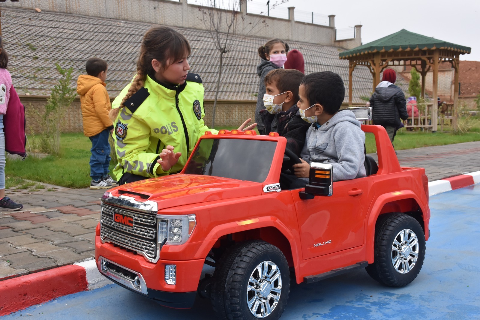 Siirt Belediyesi tarafından Afet Evleri Mahallesi’nde 1,5 dönüm alanda hizmet