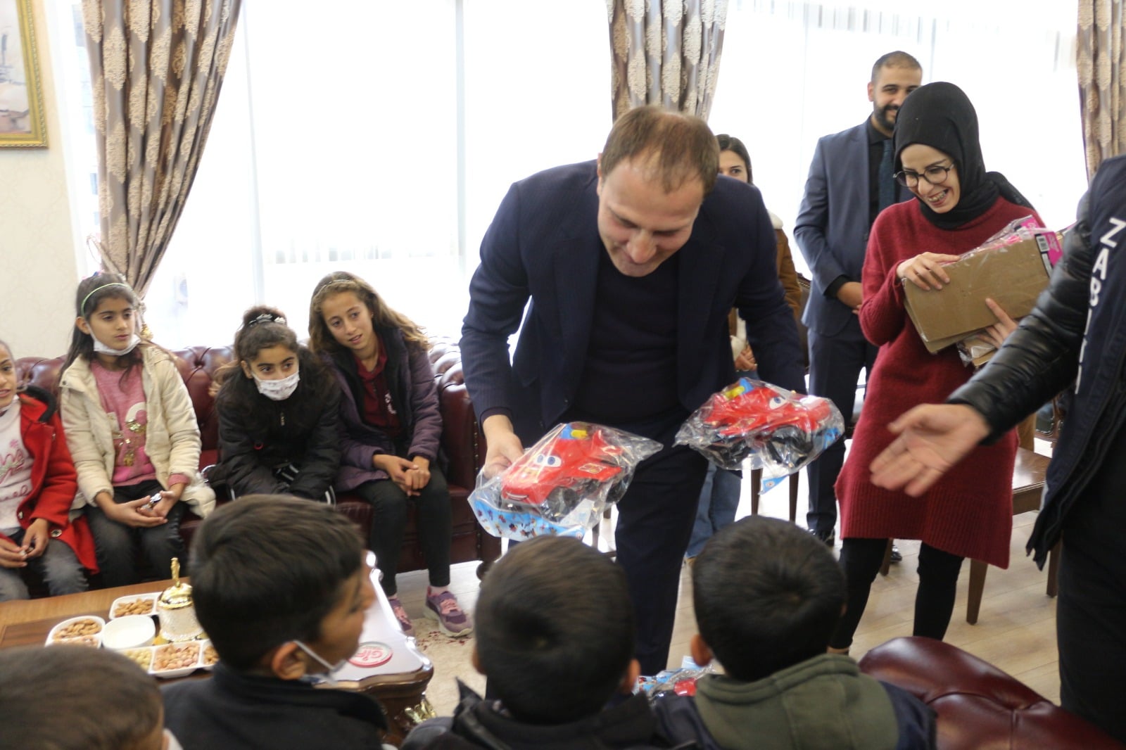 Öğretmen ve Öğrenciler Başkan Özcan’ı Ziyaret Etti Siirt’in Pervari ilçesinde bazı köy ilkokul öğretmeni ve öğrencileri belediye