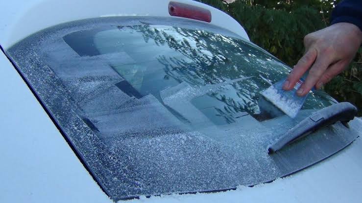 Siirt’te Soğuk hava etkisini gösterdi, araç camları buz tuttu