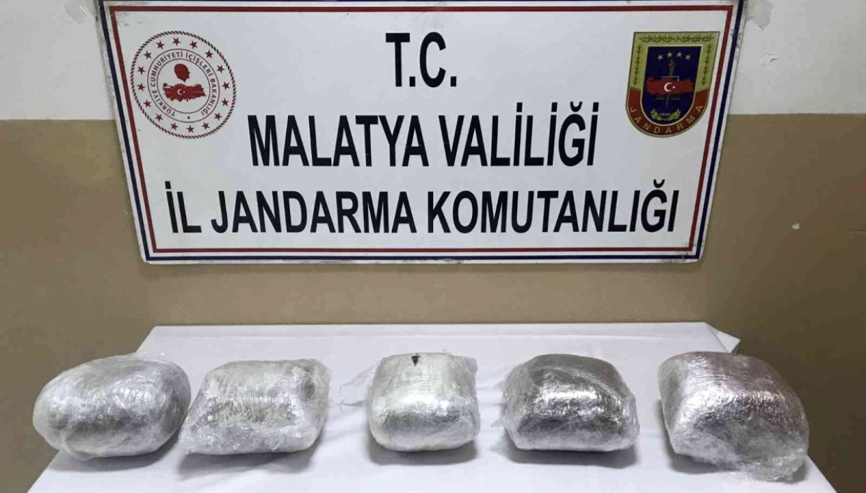 Kurtalan Ekspresi ile uyuşturucu sevkiyatına jandarma engeli Kurtalan Ekspresinde bir yolcuya ait 10 kilogram esrar ele geçirildi. Malatya