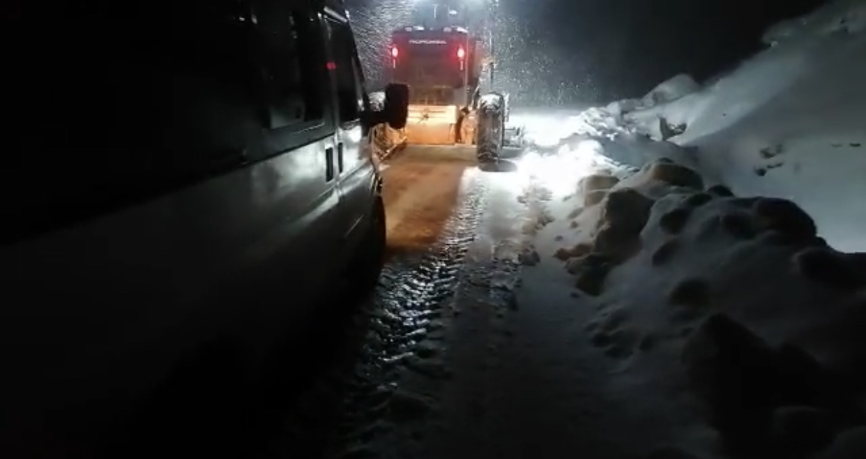 Eruh-Şırnak karayolunda karda mahsur kalan vatandaşlar karayolları ekipleri tarafından kurtarıldı