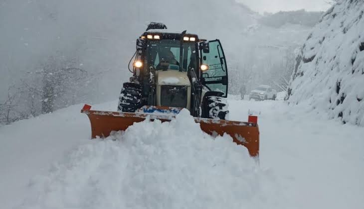 Siirt’te yoğun kar ulaşımı aksattı, 5 yerleşim yerine ulaşım sağlanamıyor
