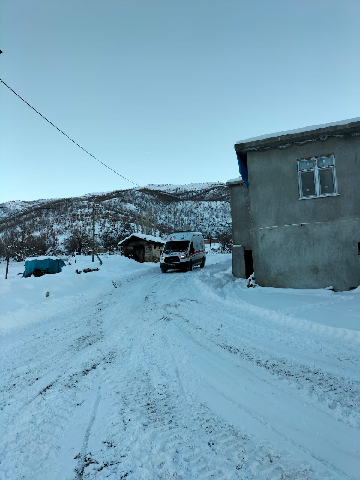 ŞİRVAN’DA 112 SAĞLIK EKİPLERİ YOĞUN KARA RAĞMEN HASTA KADIN İÇİN SEFERBER OLDU Şirvan ilçe kırsalında Kardan Yolu Kapanan Köydeki Kadın Hastayı 112