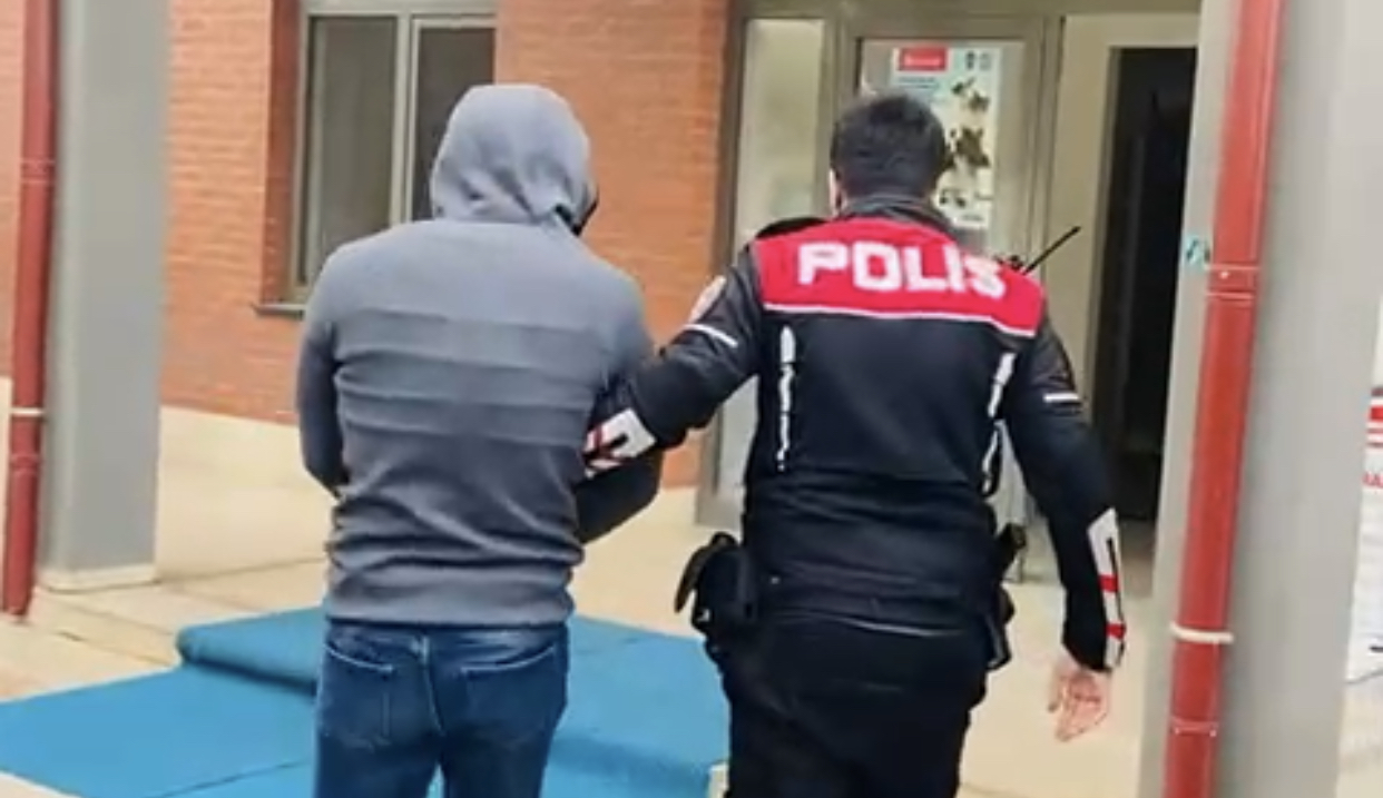 Siirt’te hırsızlık suçundan aranan şahıs kent meydanında yakalandı Siirt’te binanın içinden eşya çalma suçundan aranan şahıs Siirt’te kent