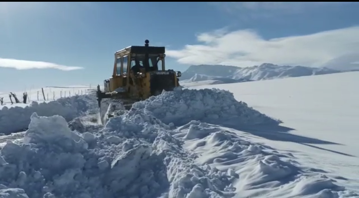 Eruh-Şırnak karayolunda Devrilmek Üzere Olan Minibüste Mahsur Kalan Sporcular Kurtarıldı Eruh-Şırnak karayolunda olumsuz hava koşulları ve yoğun kar yağışı ve