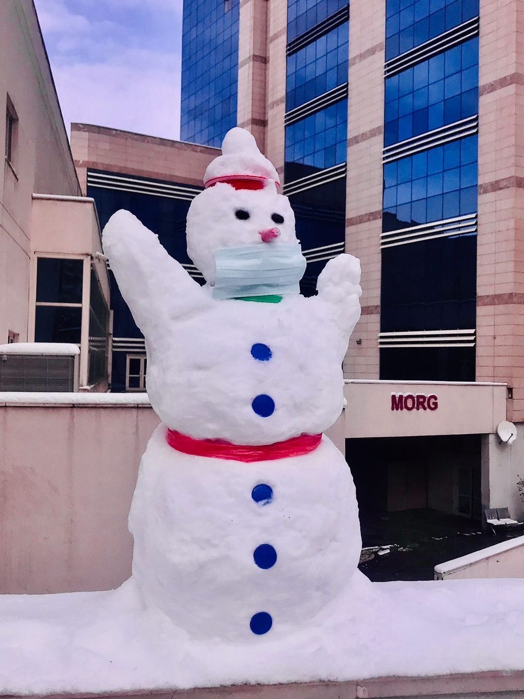 Siirt Eğitim ve Araştırma Hastanesinde görevli personeller  maske takmayan vatandaşlara