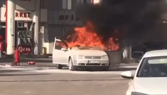 Batman – Siirt çevre yolunda yakıt alan otomobilin alev alması kamerada Batman Siirt çevreyolunda bir otomobil, akaryakıt aldıktan sonra bir anda