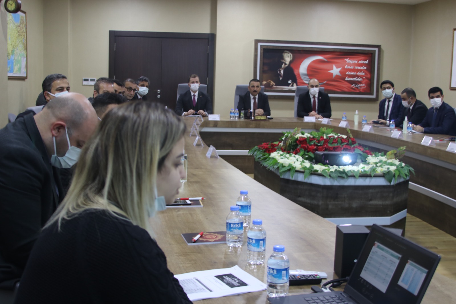 Siirt’te vakalar artıyor! Vali Hacıbektaşoğlu uyardı: Kalabalık yerlerden uzak durulmalı Covid-19 salgını ile mücadele kapsamında, ilimizde yürütülen çalışmalar, yapılan denetimler