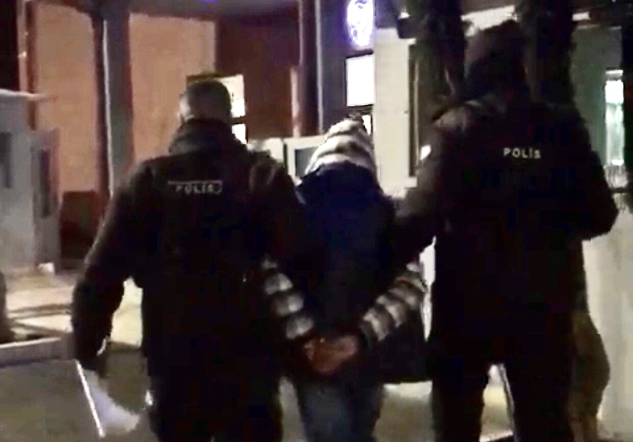 Siirt’te hırsızlık suçundan aranan şahıs bekçilerin dikkati sayesinde yakalandı. Konuyla