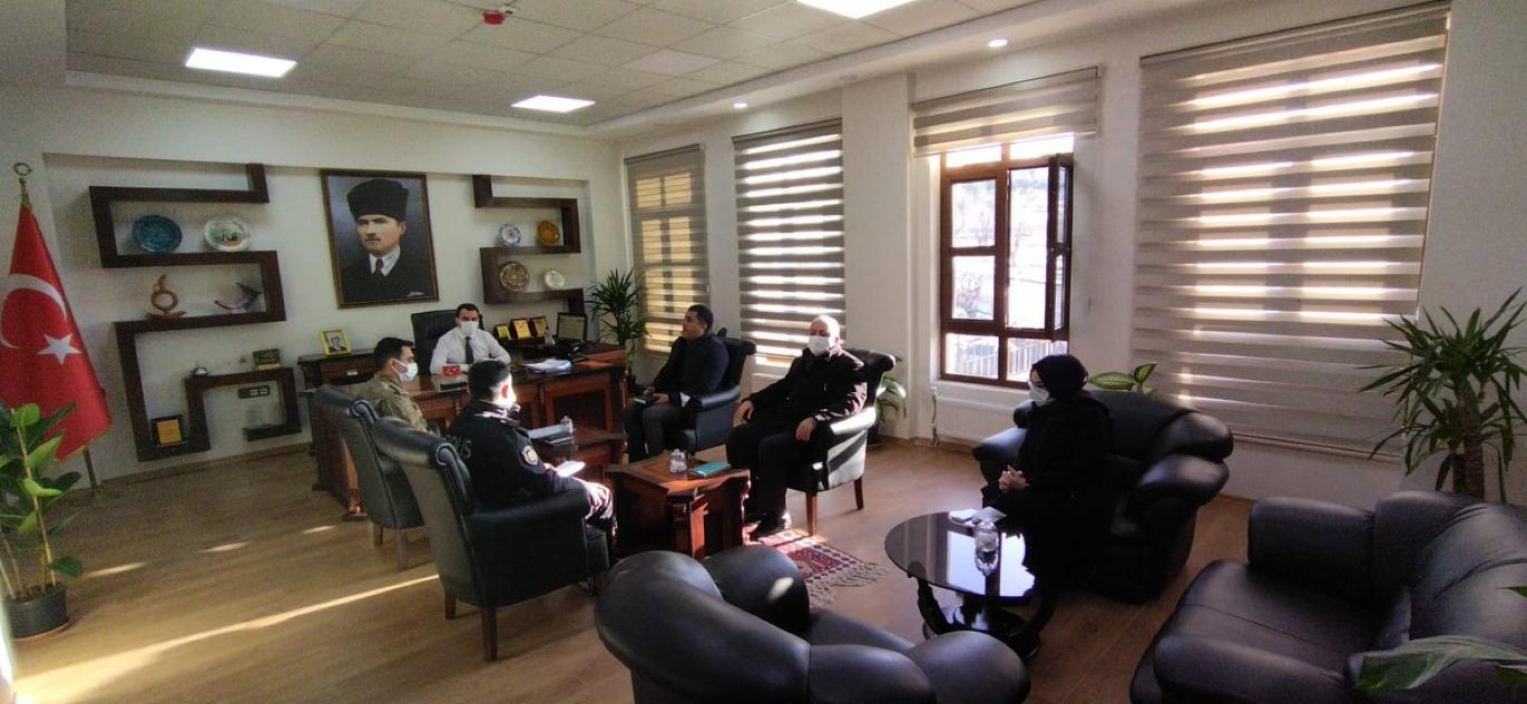 TİLLO’DA EĞİTİM VE PANDEMİ TOPLANTISI ÇALIŞMALAR GÖZDEN GEÇİRİLDİ Tillo ilçesinde düzenlenen bir toplantıda Pazartesi günü başlayacak olan 2021-2022