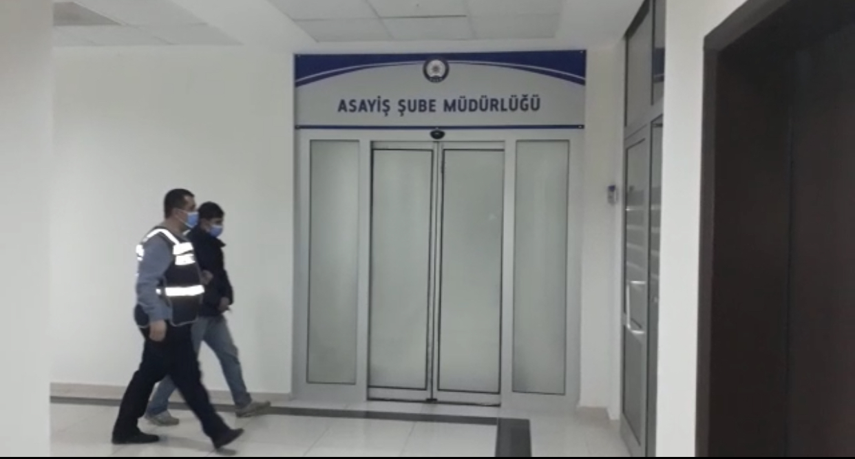 Siirt’te, 2 ayrı otomobilden hırsızlık yapan şahıs yakalandı. Konuyla ilgili