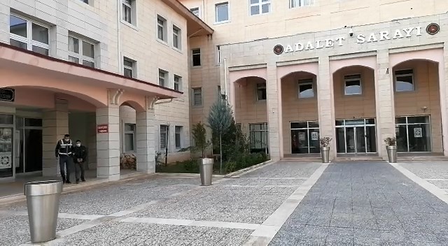 Diyarbakır’da adam yaraladı, Siirt’te yakalandı Diyarbakır’da yaralama suçundan aranan şahıs Siirt’te üzerinde uyuşturucu maddesi ile