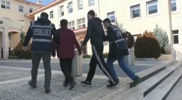 Siirt’te hırsızlık yaptıkları tespit edilen 2 şahıs çıkarıldıkları mahkemece tutuklandı.