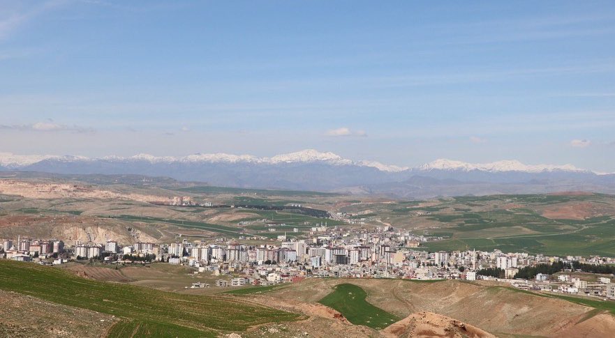 Siirt’in Kurtalan ilçesinde TOKİ tarafından konut  ve ticaret merkezi yapılıyor.