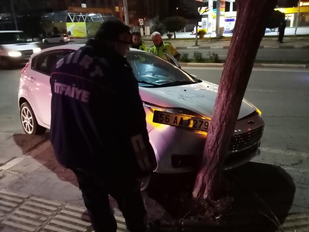 Siirt’te kontrolden çıkan otomobil ağaca çarptı: 1 yaralı