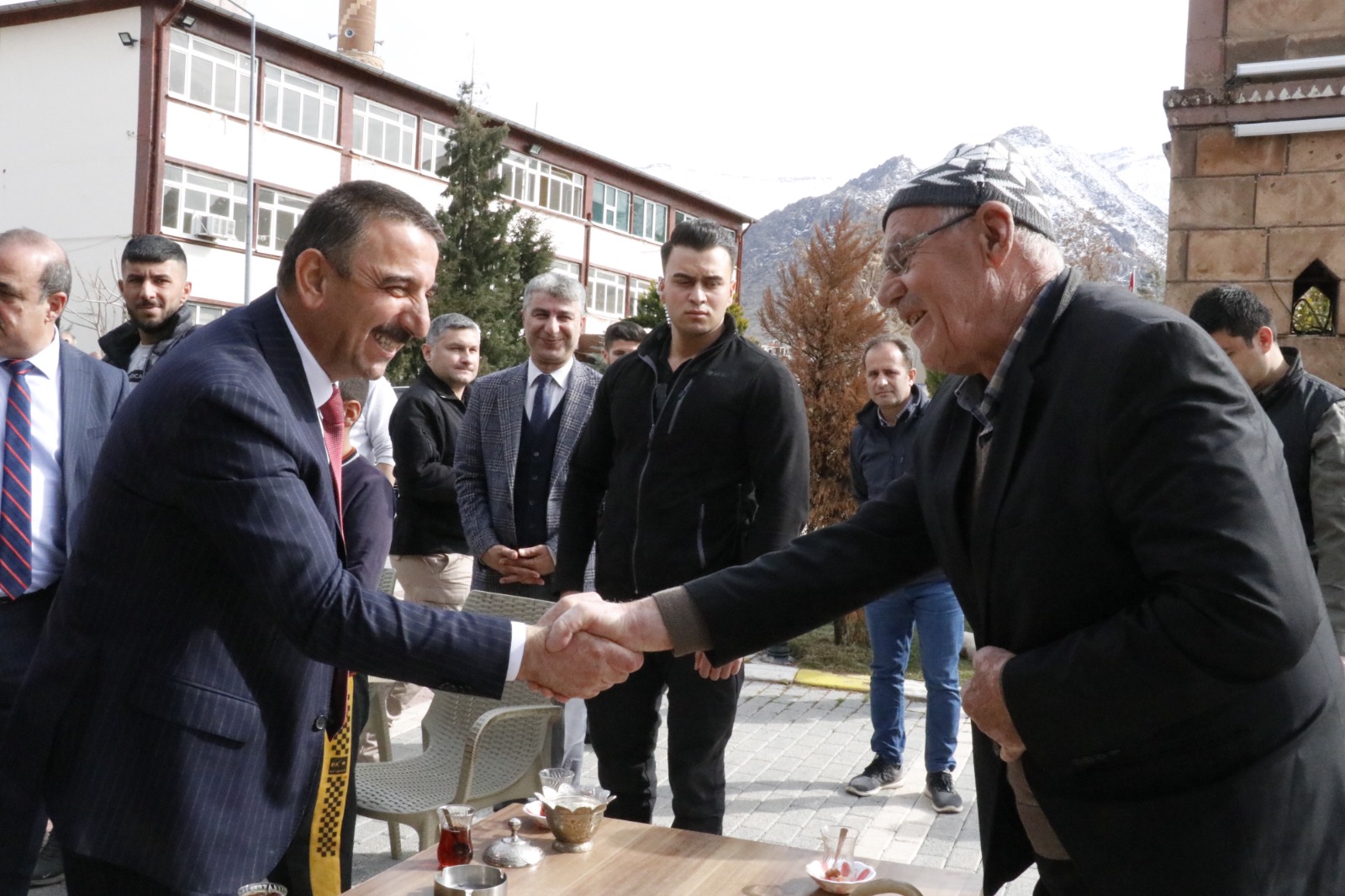 Siirt Valisinden Eruh İlçesine Ziyaret Siirt Valisi ve Belediye Başkan Vekili Osman Hacıbektaşoğlu, ilçe ziyaret