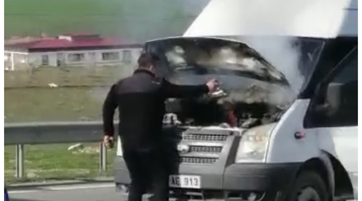 Siirt’te seyir halindeki minibüs alev aldı! Siirt’te seyir halindeki bir minibüste çıkan yangın hasara yol açtı.