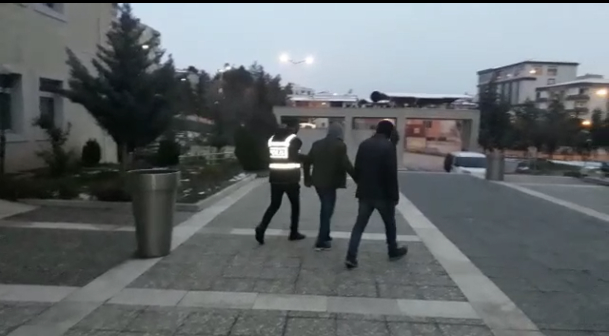Siirt’te hırsızlık yapan 2 kişi tutuklanarak cezaevine gönderildi Siirt’te bir otomobil ve bir iş yerinden hırsızlık yapan iki