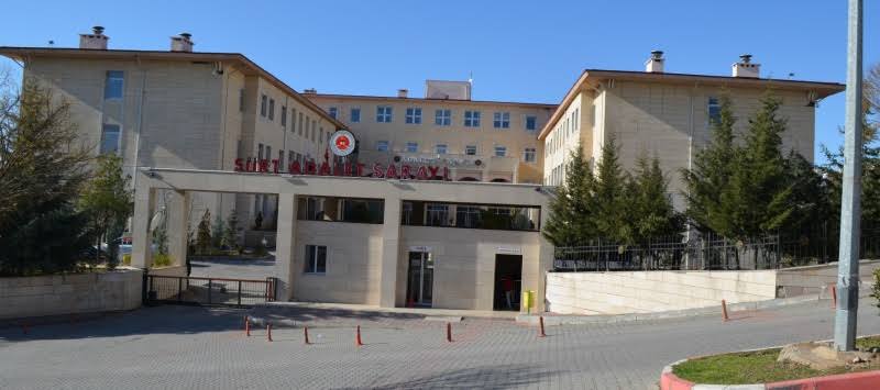 Siirt’te Uyuşturucu Madde Satışı Yapma Suçundan Gözaltına Alınan Şahıs Adli Kontrol Şartıyla Serbest Bırakıldı Siirt’in Kurtalan ilçesinde uyuşturucu suçundan gözaltına alınan şahıs çıkarıldığı mahkemece