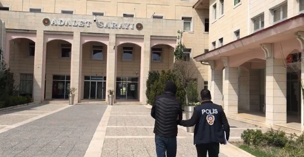 Siirt’te vatandaşlara yardım bahanesiyle ATM’lere dadanan bir dolandırıcı çıkarıldığı mahkemece