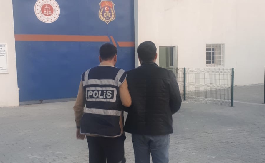 Siirt’te 8 yıl 4 ay hapis cezasıyla aranıyordu! Yakalanarak cezaevine gönderildi Siirt’te İşlemiş olduğu “Cebir, tehdit ve hile ile kişiyi hürriyetinden