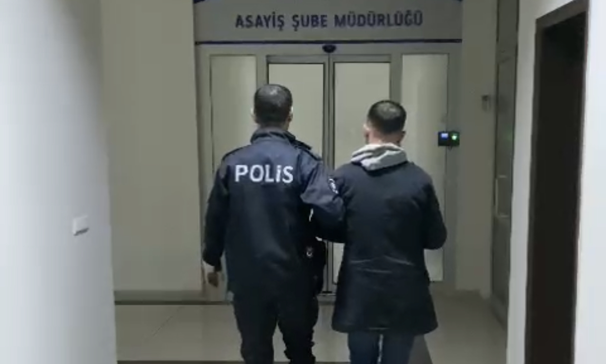 Dolandırıcılık suçundan aranan şahıs Siirt’te yakalandı Dolandırıcılık suçundan 1 yıl kesinleşmiş hapis cezası bulunan şahıs yakalandı.