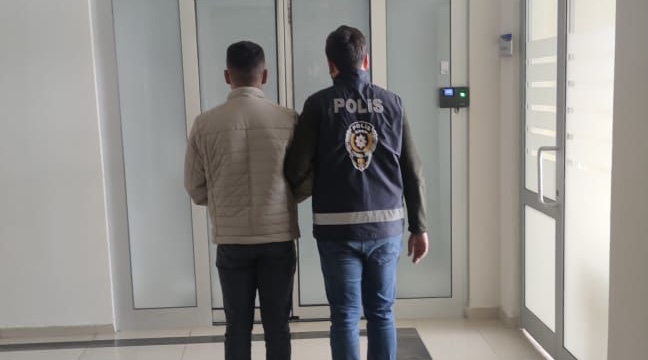 Siirt’te 8 yıl 4 ay hapis cezası olan şahıs yakalandı Siirt’te aranan şahıslara yönelik olarak yapılan çalışmalarda 8 yıl 4