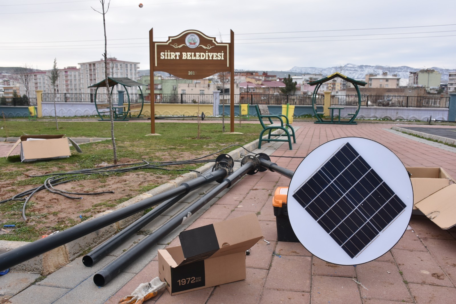 SİİRT’TE PARKLAR GÜNEŞ ENERJİSİYLE AYDINLANACAK Siirt Belediyesi Park ve Bahçeler Müdürlüğü tarafından Kooperatif Mahallesinde bulunan