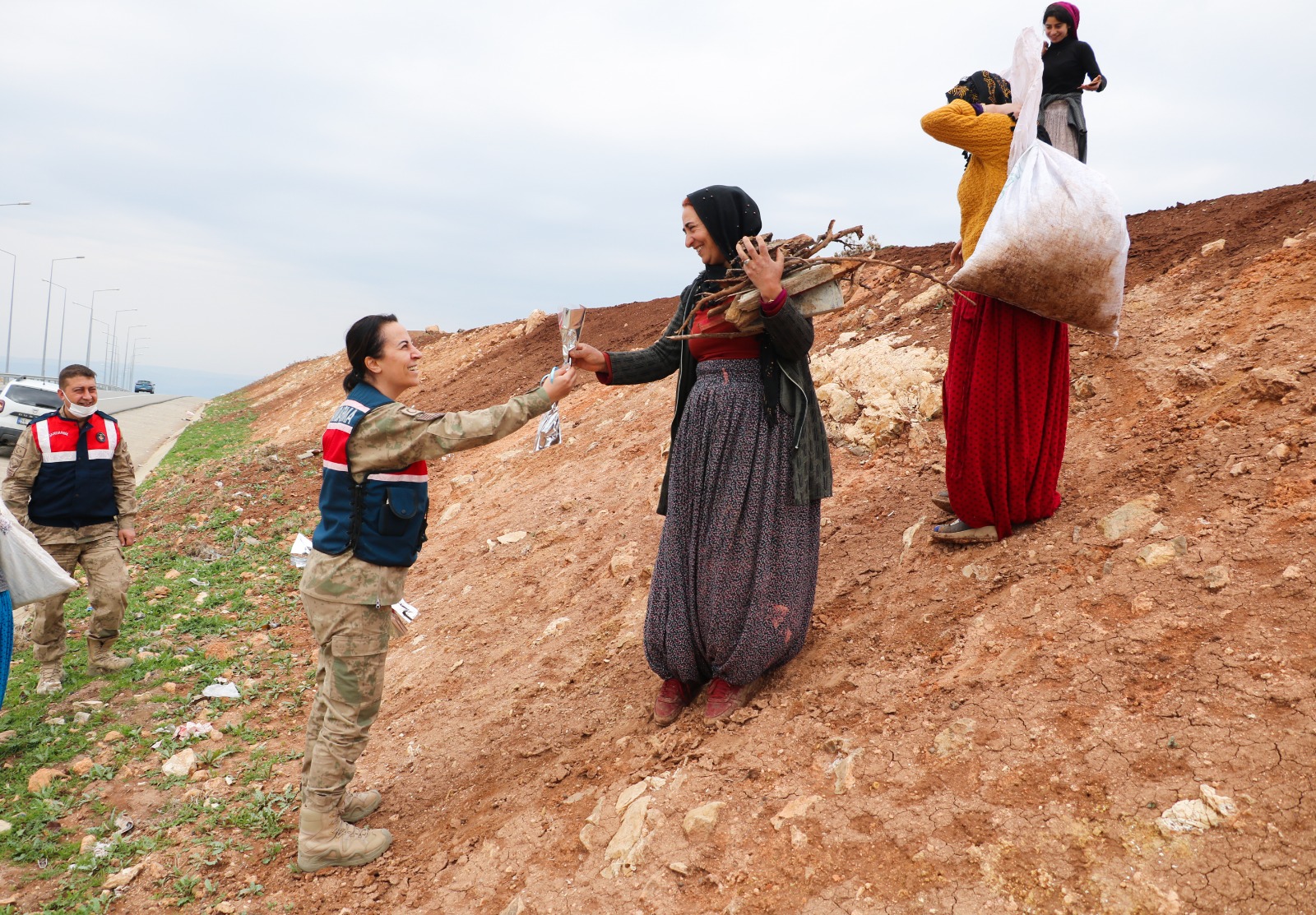 Siirt’te Jandarma ekipleri 8 Mart Dünya Kadınlar Günü’nü kutladı Siirt’te il Jandarma Komutanlığı ekipleri, 8 Mart Dünya Kadınlar Günü