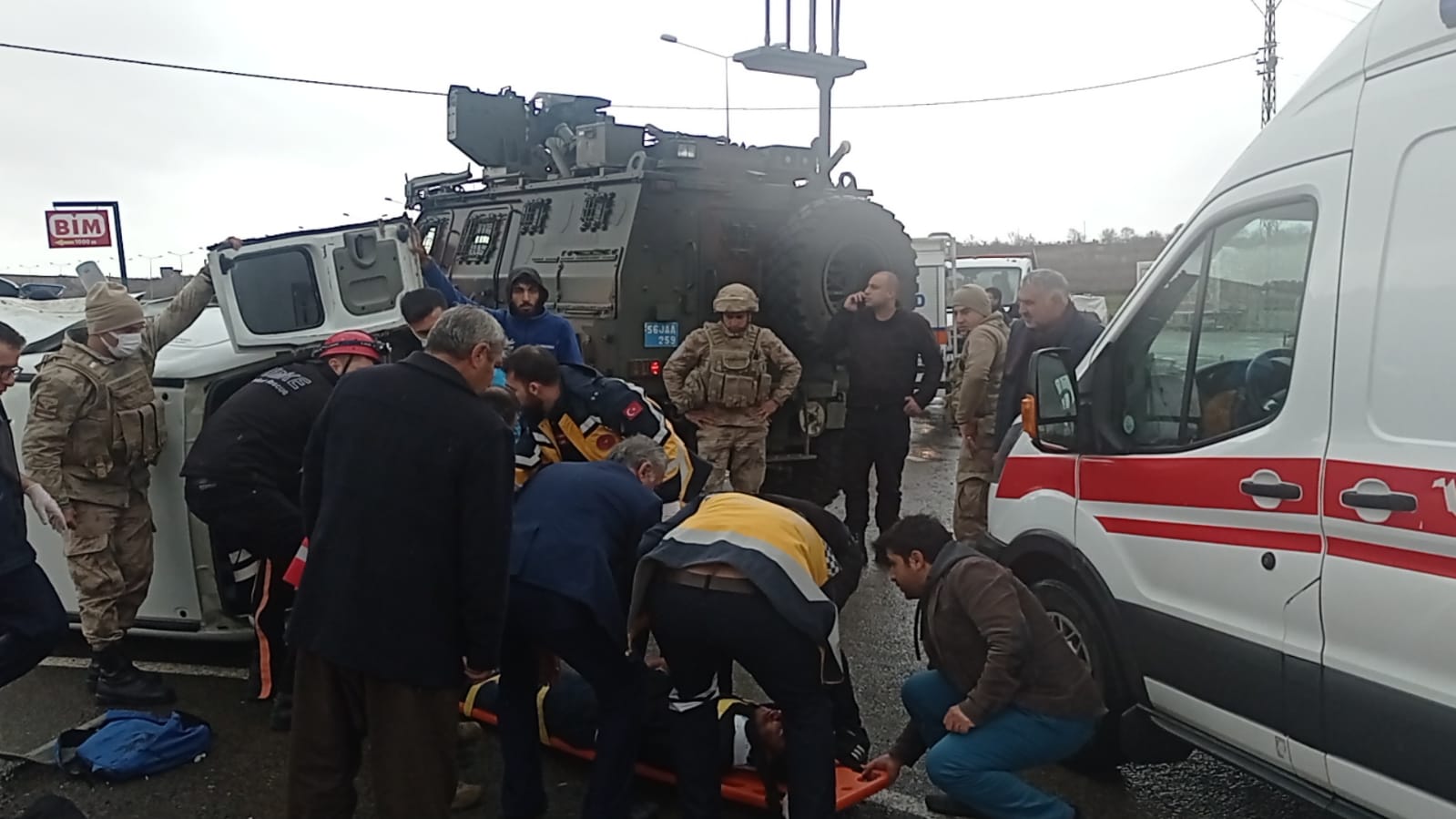Siirt’te askeri araç ile hafif ticari araç çarpıştı: 3’ü ağır 4 yaralı Siirt’te meydana gelen kazada 4 kişi yaralandı. Kaza, Siirt Eruh